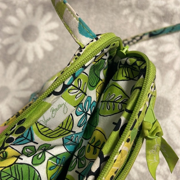 Green Vera Bradley cross body bag. - Picture 3 of 3